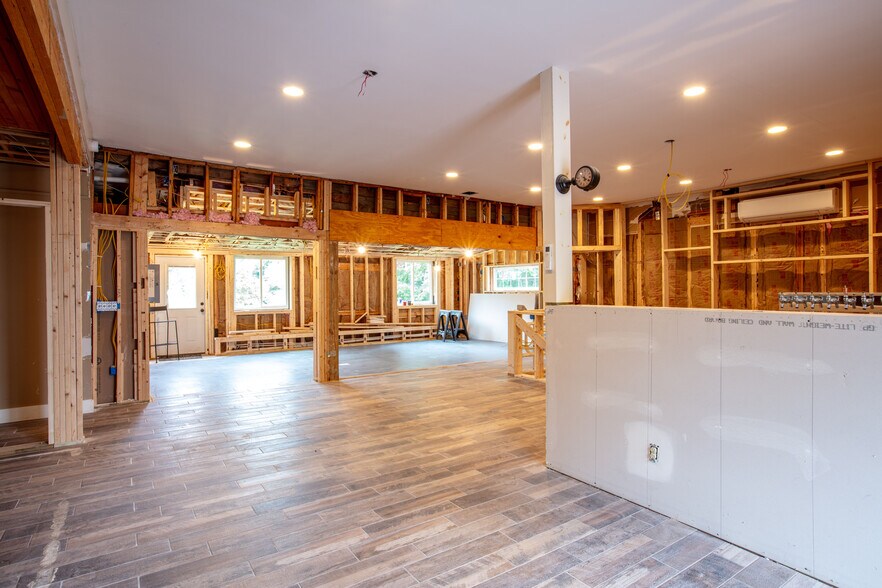 More Photos Of 137 Longwoods Rd, Cumberland Restaurant For Lease