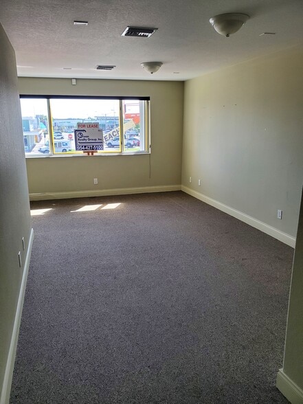 More Photos Of 833-839 SE 8th Ave, Deerfield Beach Storefront Retail Office For Lease