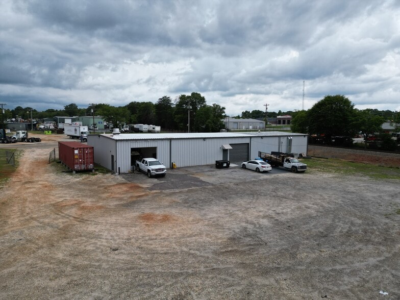 More Photos Of 100 Dixie Cir, Greenville Warehouse For Lease