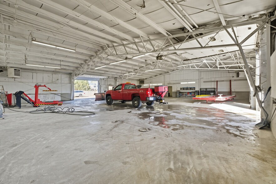 More Photos Of 801 W Grant Hwy, Marengo Showroom For Lease