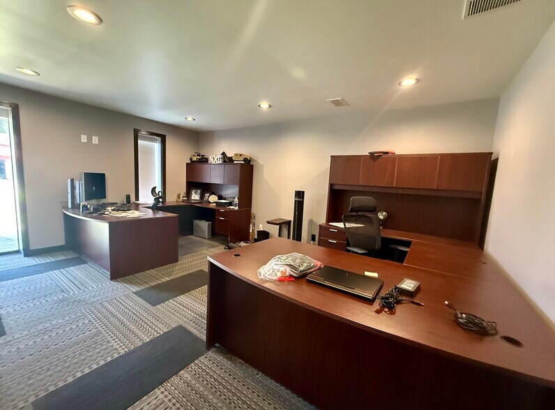 More Photos Of 227 National Dr, Rockwall Flex For Sale
