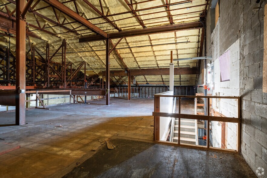 More Photos Of 297 Boston Post Rd, Wayland Storefront For Sale