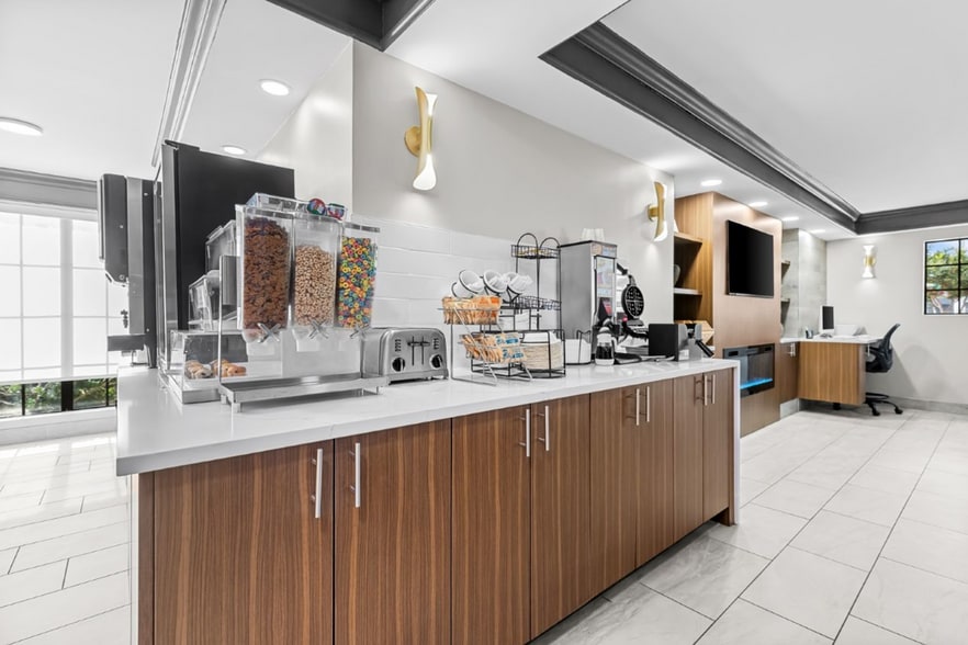 More Photos Of 4870 University Dr NW, Huntsville Hotel For Sale