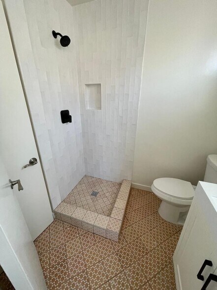 More Photos Of 553 N Flores St, Los Angeles Apartments For Sale