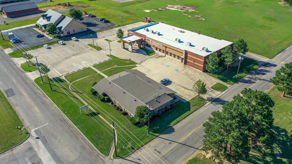 More Photos Of 635 Stone Ave, Paris Medical For Sale