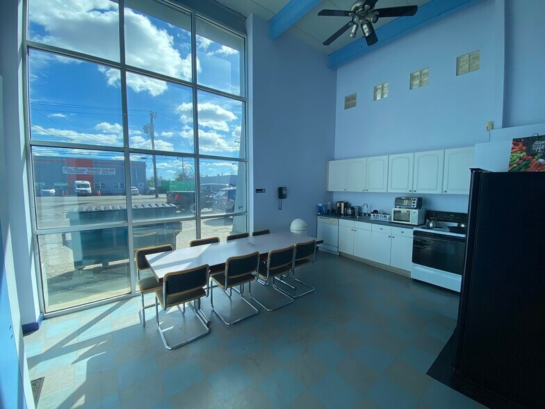 More Photos Of 77 Gazza Blvd, Farmingdale Showroom For Sale