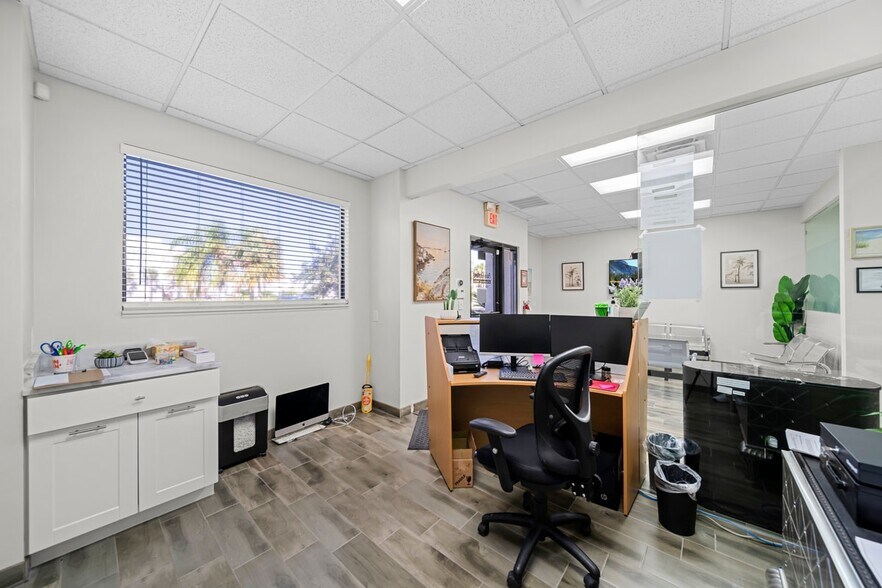More Photos Of 13861 Plantation Rd, Fort Myers Office For Sale