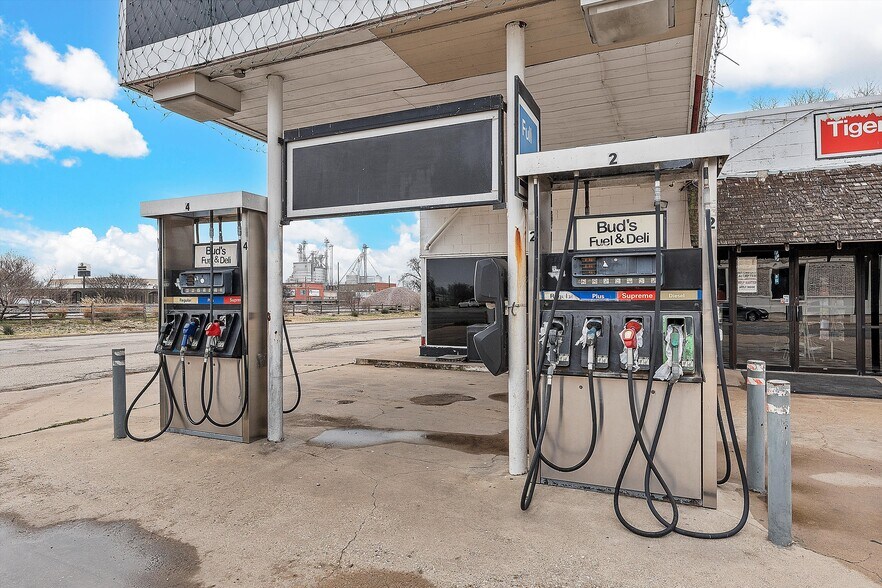 More Photos Of 201 W Oak St, West Service Station For Sale