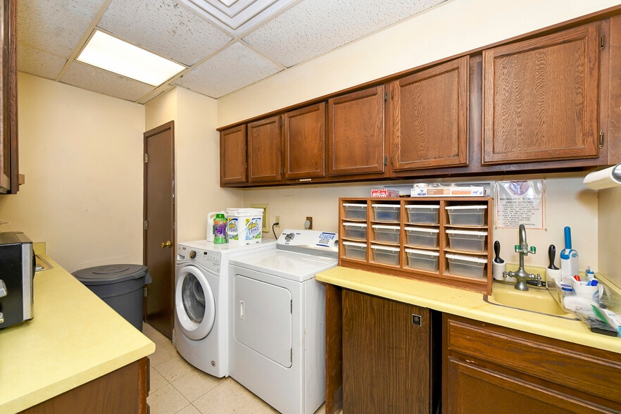 More Photos Of 13039 Nacogdoches Rd, San Antonio Veterinarian Kennel For Sale