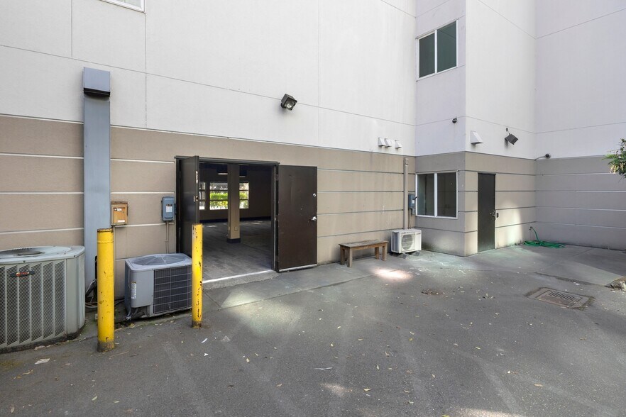 More Photos Of 2512 1st Ave, Seattle Apartments For Lease