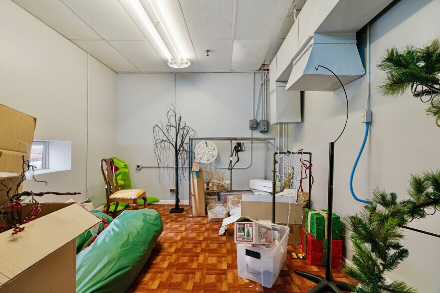 More Photos Of 20 North Plz, Paris General Retail For Sale