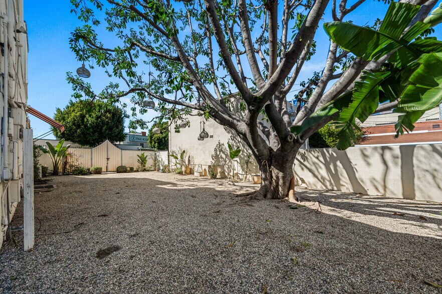 More Photos Of 1020-1024 S Robertson Blvd, Los Angeles Freestanding For Lease