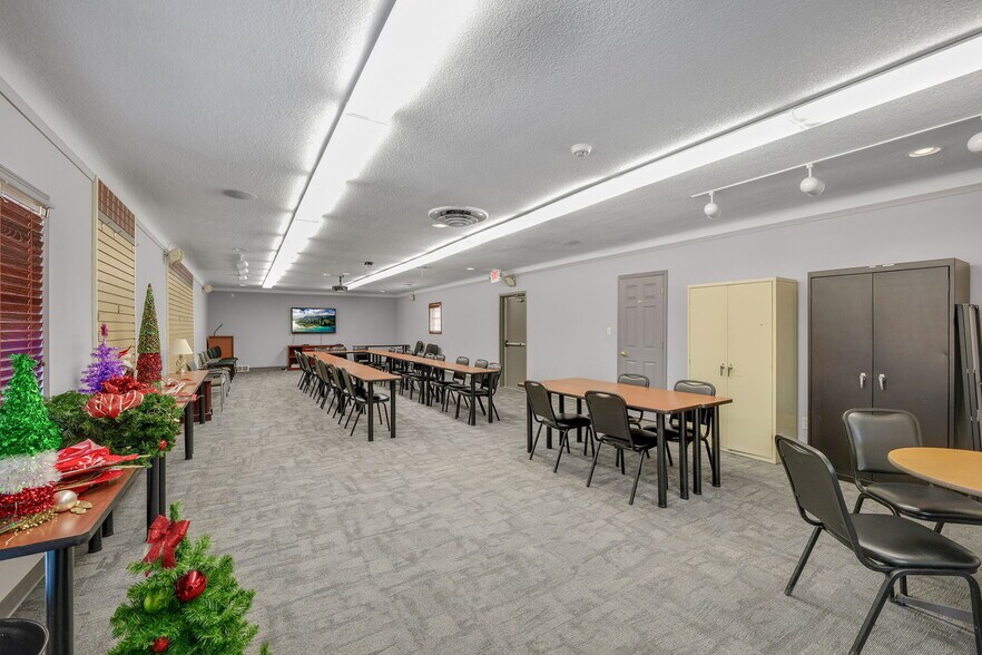 More Photos Of 2645-2655 W Central Ave, Toledo Showroom For Sale