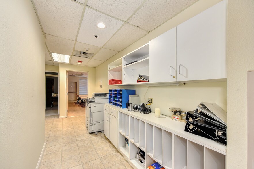 More Photos Of 4718-4740 Engle Rd, Carmichael Loft Creative Space For Lease