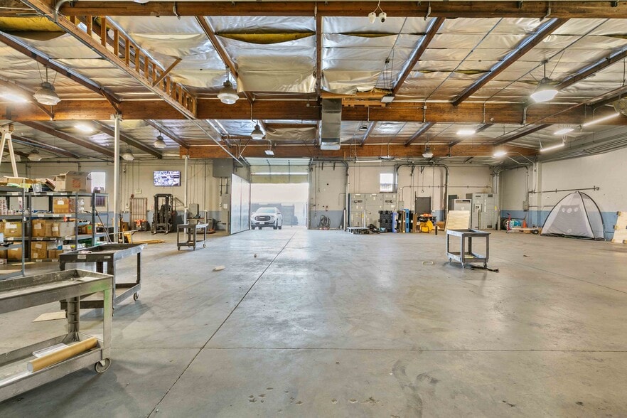 More Photos Of 9362 Eton Ave, Chatsworth Warehouse For Lease