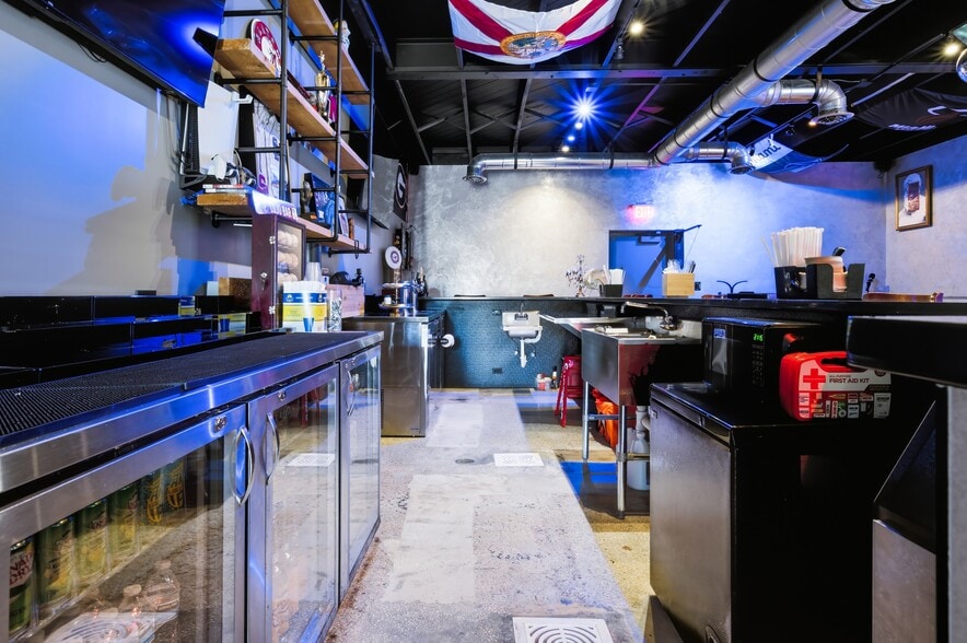 More Photos Of 527 N Dixie Hwy, Lake Worth Bar For Sale