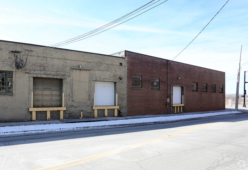 More Photos Of 1100 Cherry St, Des Moines Warehouse For Sale