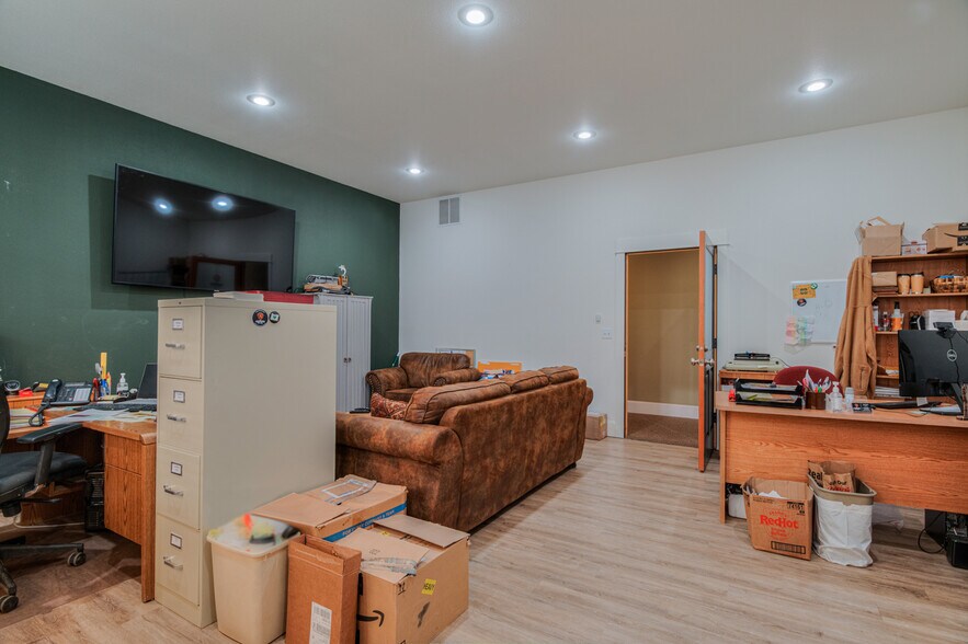 More Photos Of 257 S Pine St, Sisters Office For Sale