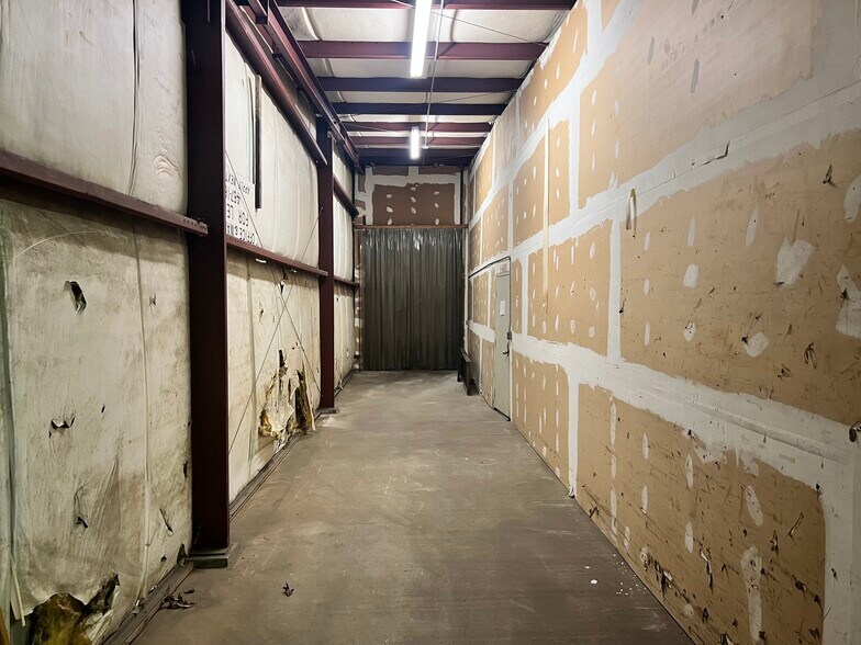 More Photos Of 413 W Chatham St, Cary Flex For Lease