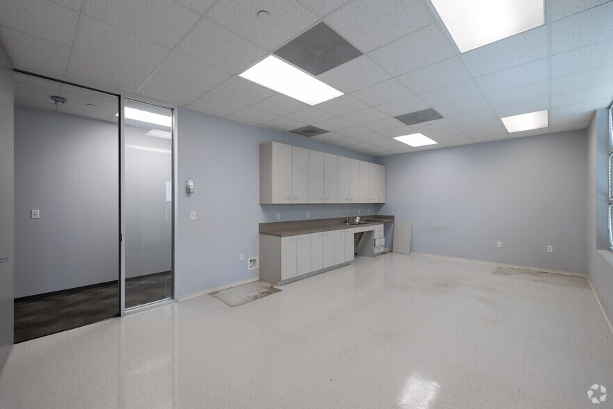More Photos Of 4710 N Sam Houston Pky W, Houston Unknown For Sale