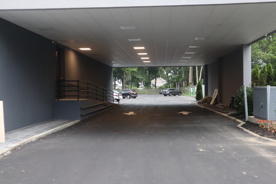 More Photos Of 98 Maple Ave, Smithtown Office For Lease