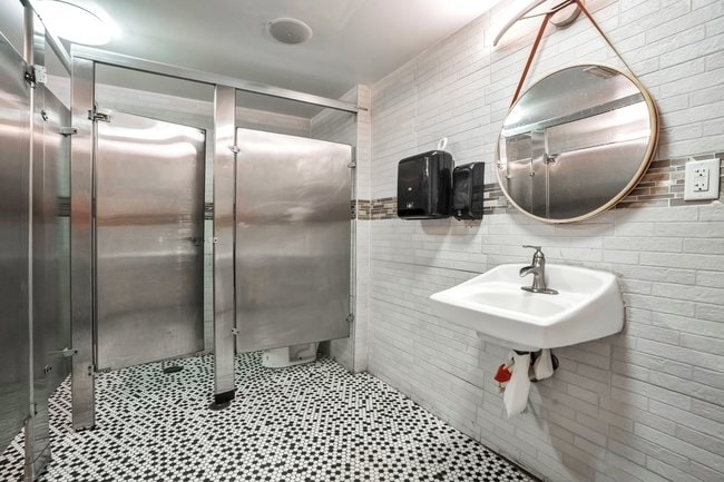 More Photos Of 7653 International Dr, Orlando Freestanding For Lease