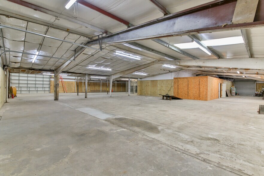 More Photos Of 423 S 8th St, La Porte Distribution For Lease
