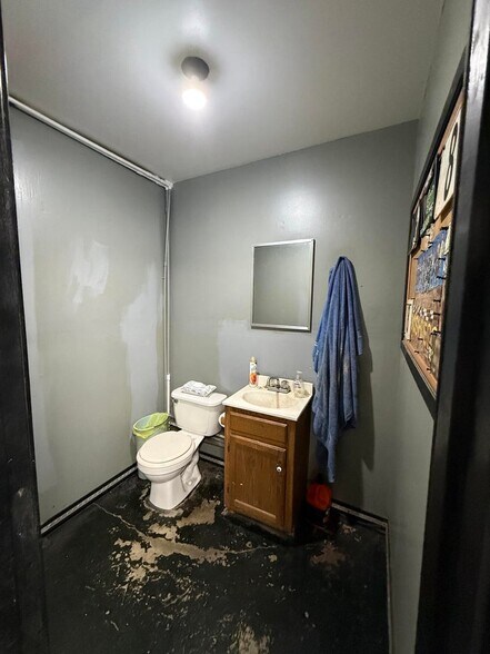 More Photos Of 615 W Benton St, Buffalo Flex For Sale