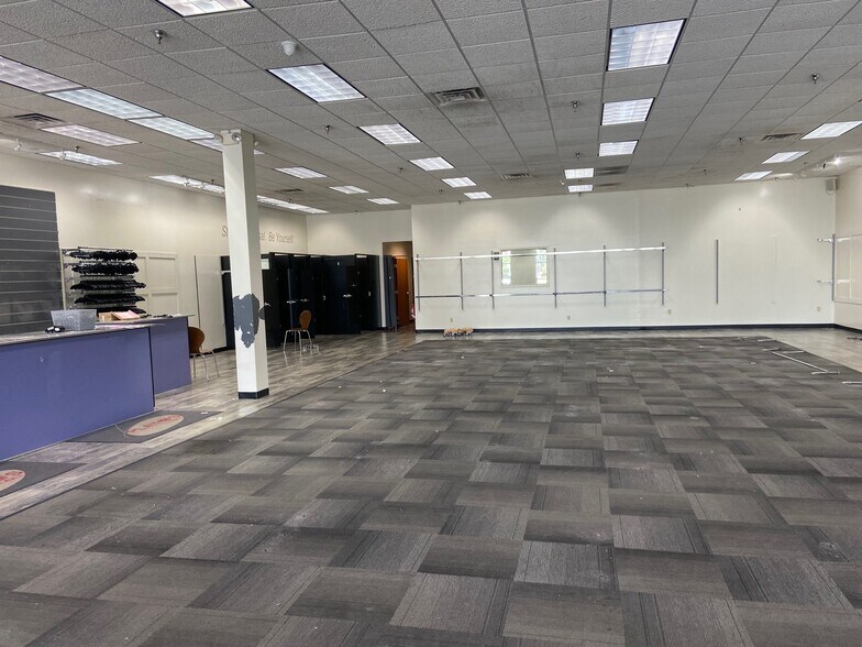 More Photos Of 311 N Mall Dr, Appleton Unknown For Lease