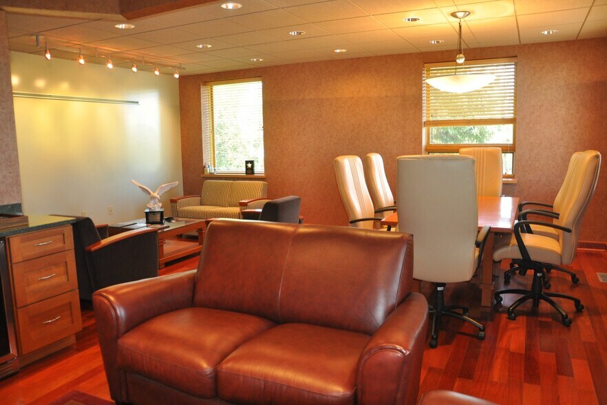 More Photos Of 669 N Medina St, Loretto Office For Lease