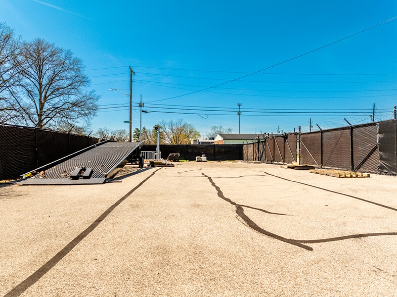 More Photos Of 5513 N Oxford St, Indianapolis Showroom For Lease