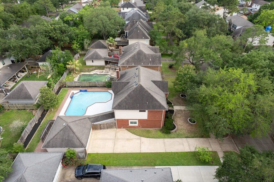 More Photos Of 124 Lake Point Dr, League City Specialty For Sale