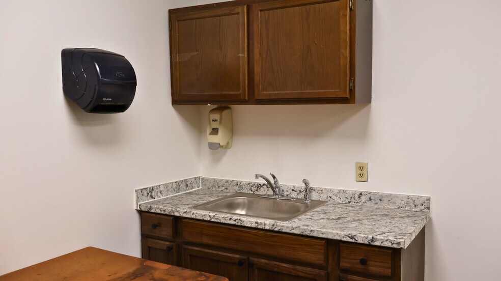 More Photos Of 300 Russell Dr, Middletown Warehouse For Lease