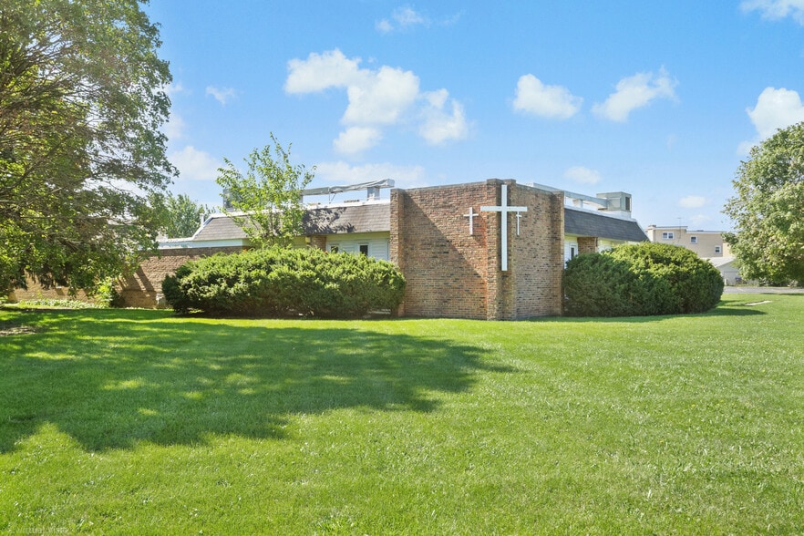 Primary Photo Of 800 Beau Drive, Des Plaines Religious Facility For Sale