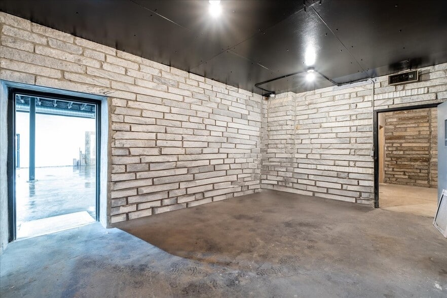 More Photos Of 30 Wall St, Jasper Auto Repair For Lease