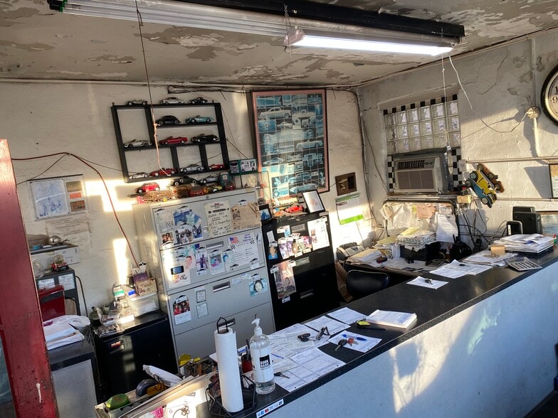 More Photos Of 20 Grayrock Rd, Scarsdale Light Manufacturing For Sale