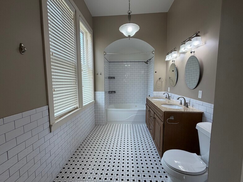 More Photos Of 28 S Idlewild St, Memphis Freestanding For Sale