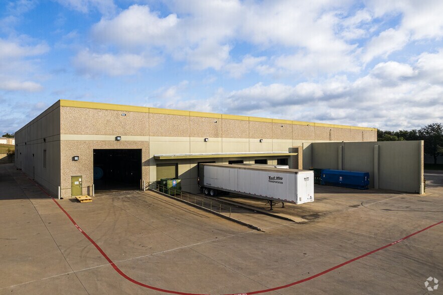 More Photos Of 1400 Lakeway Dr, Lewisville Manufacturing For Lease