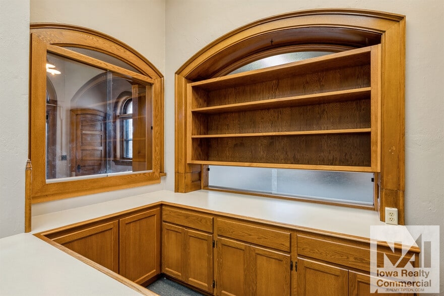 More Photos Of 100 E 1st St, Anamosa Specialty For Sale