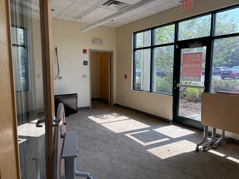 More Photos Of 11 Vista Blvd, Slingerlands Bank For Lease