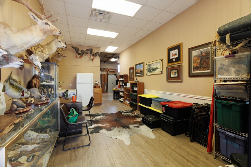 More Photos Of 2255 CR 172, Round Rock Light Manufacturing For Sale