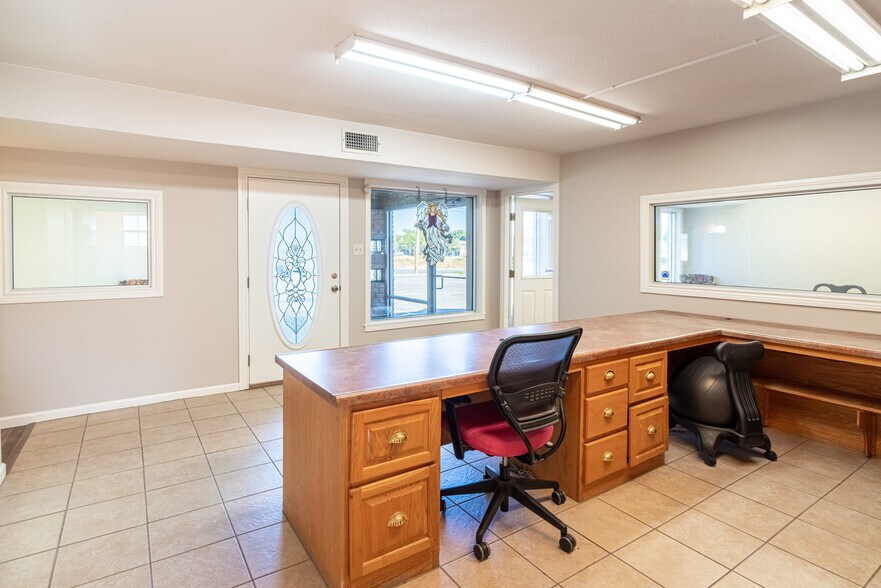 More Photos Of 200 Kings Way, Del Rio Office For Sale