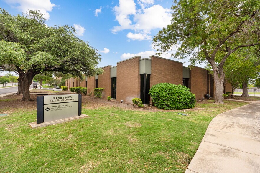 More Photos Of 4410 W Piedras Dr, San Antonio Office For Sale
