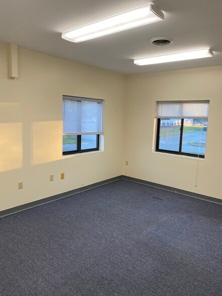 More Photos Of 84 Pleasant Hill Rd, Scarborough Warehouse For Lease