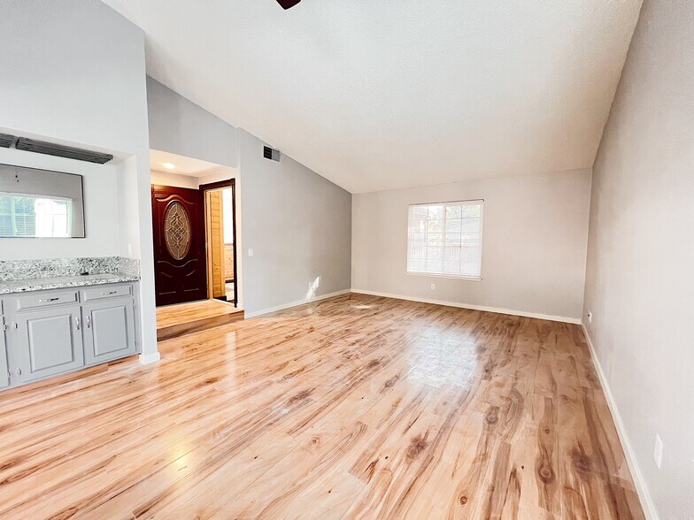 More Photos Of 301 Rivergate Way, Sacramento Multifamily For Sale