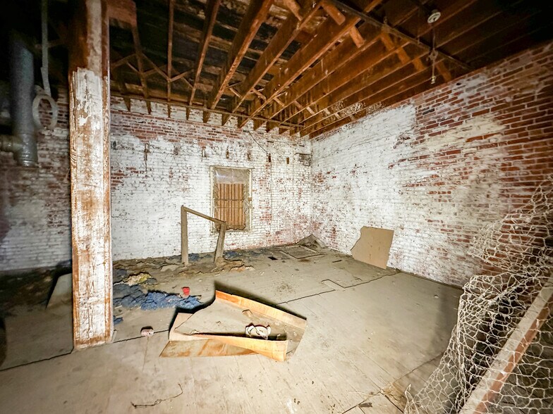 More Photos Of 230 D St NE, Miami Warehouse For Sale