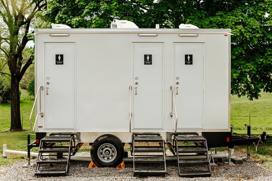 More Photos Of 1329 Commerce Rd, Staunton Hotel For Sale