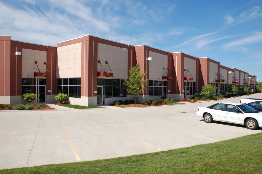 More Photos Of 1350 Tri-State Pky, Gurnee Distribution For Lease