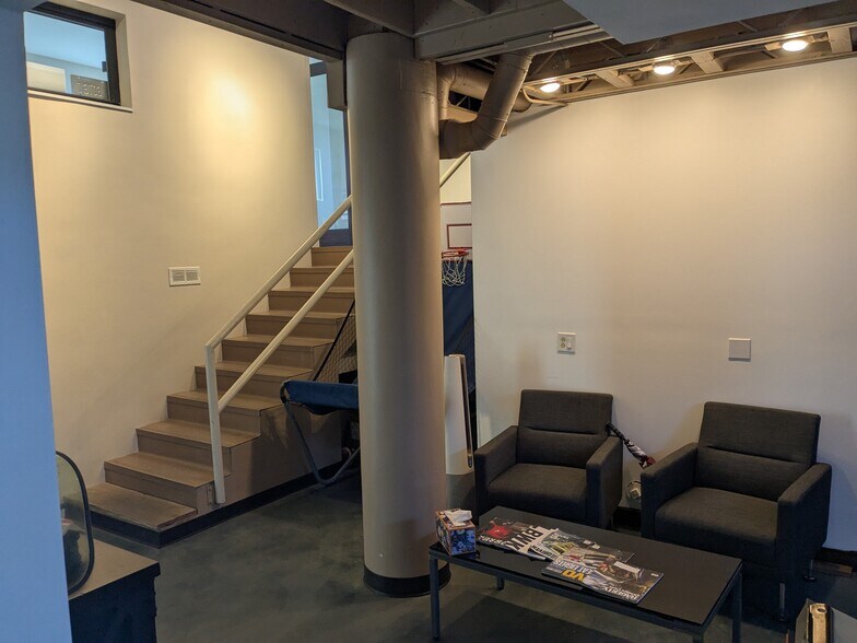 More Photos Of 6575-6577 N Avondale Ave, Chicago Service For Lease