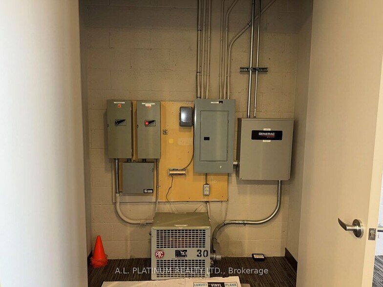 More Photos Of 2721 Markham Rd, Toronto Showroom For Sale